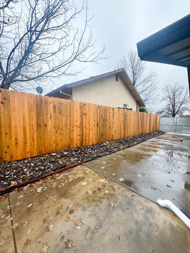 Building Photo - Spacious Home in West Redding