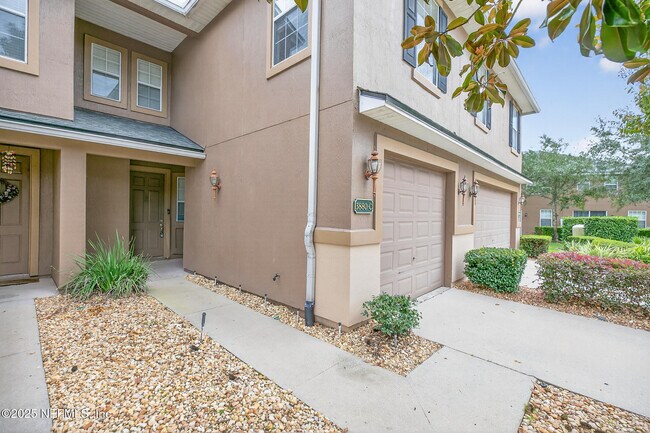 Building Photo - 3880 Buckthorne Dr