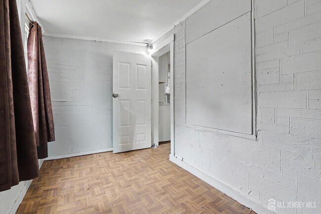 Building Photo - 181 Hale St