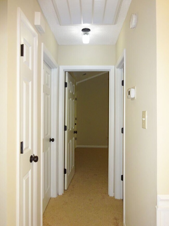 Building Photo - Charming Home Minutes to Camp Lejeune!