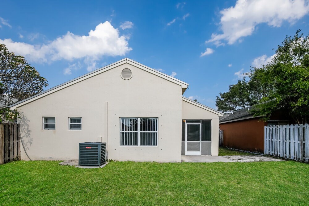 Building Photo - 333 W Riverbend Dr