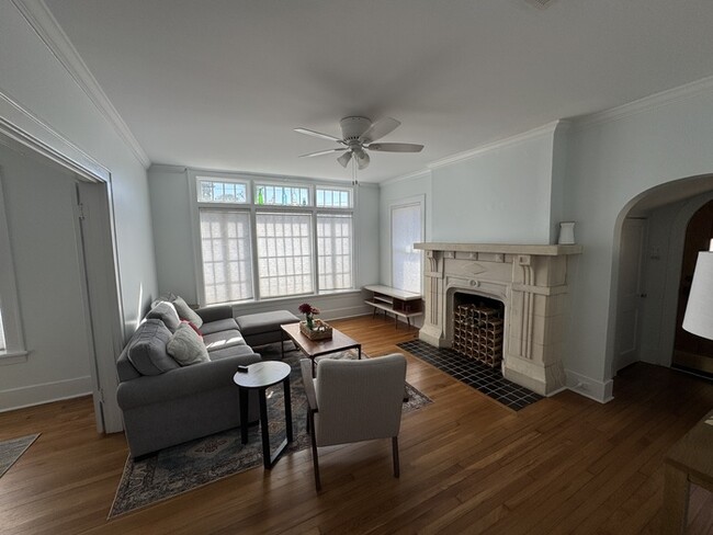 Building Photo - Very Nice 3 bedroom 2 bath home in The Hei...