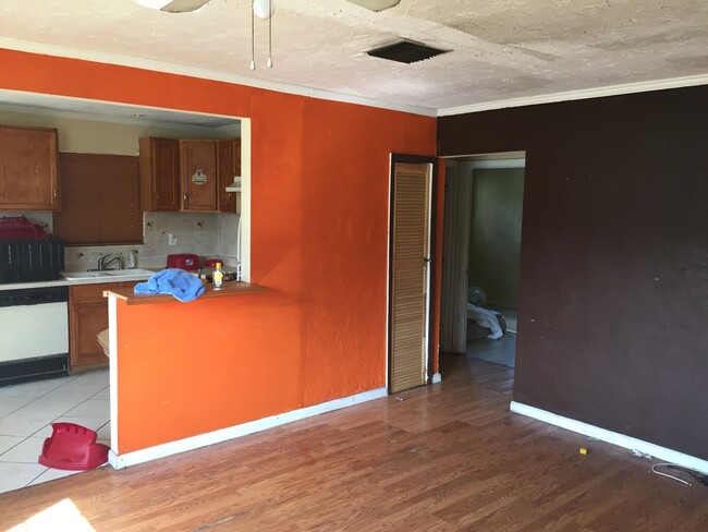 Building Photo - Amazing 3-1 house with fenced front and backyard !