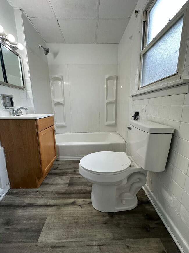 Building Photo - Three Bedroom Single Family House