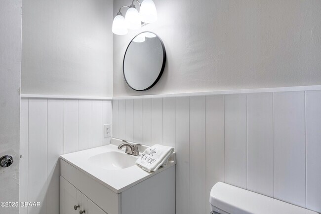 Building Photo - 3041 N Oleander Ave