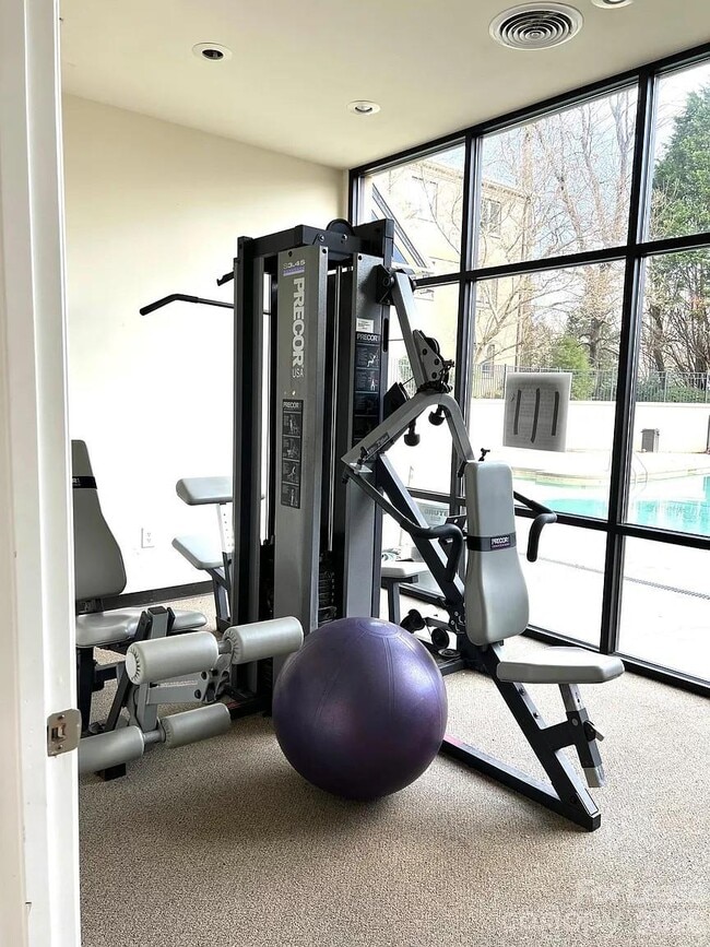 Building Photo - 2441 Vail Ave