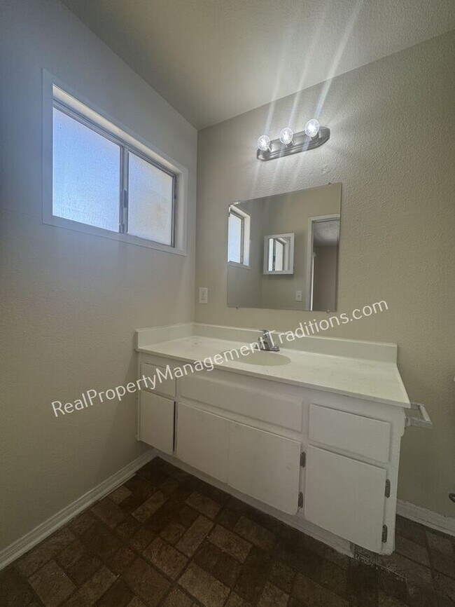 Building Photo - Large Lot 4 + 2 in Lake Los Angeles