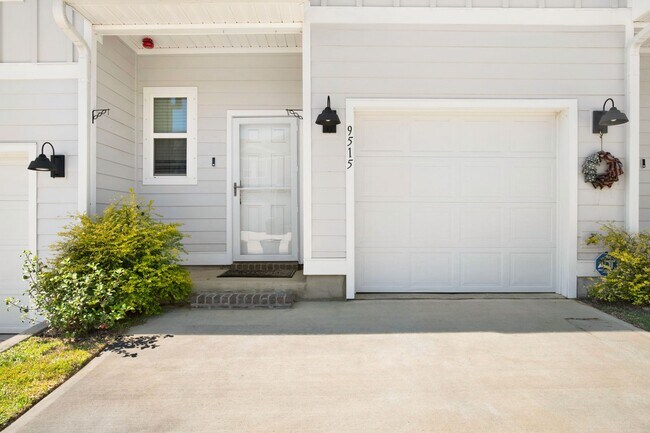 Building Photo - 3 bed gated community home with community ...