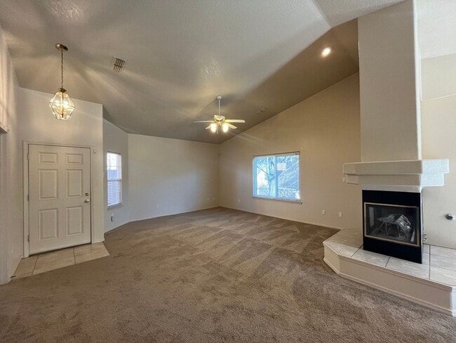 Building Photo - Spacious 3 Bedroom 2 Bathroom Home In The NE!