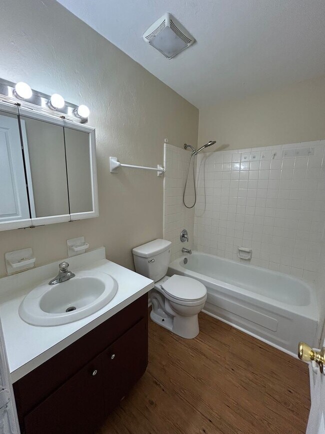 Building Photo - Spacious 2 bedroom! BRAND NEW PAINT AND FLOORING