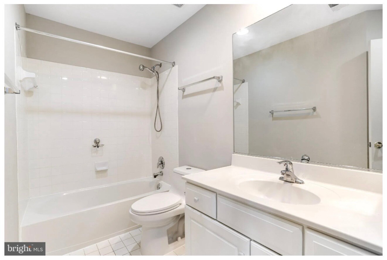 Building Photo - 213 Oak Knoll Ter