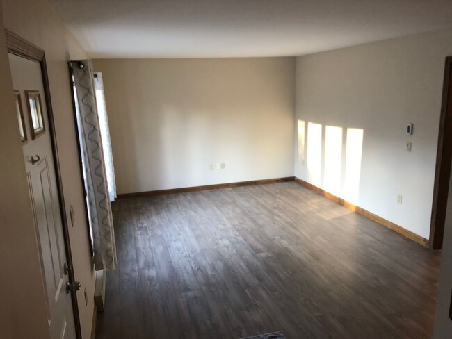 Building Photo - Newly Renovated Spacious 3 Bedroom Townhou...