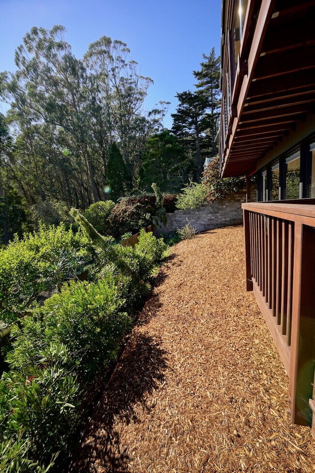 Building Photo - Unmatched Quality and Unparalleled Views F...