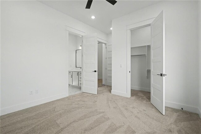 Building Photo - 310 Hedge Dr