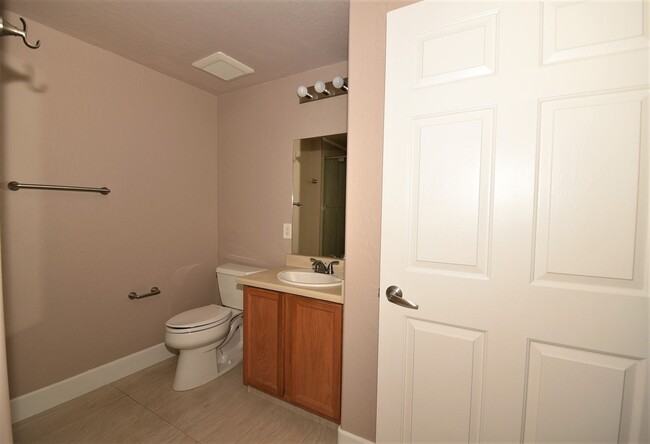 Building Photo - Fantastic 1 Bedroom Condo With Attached Ga...