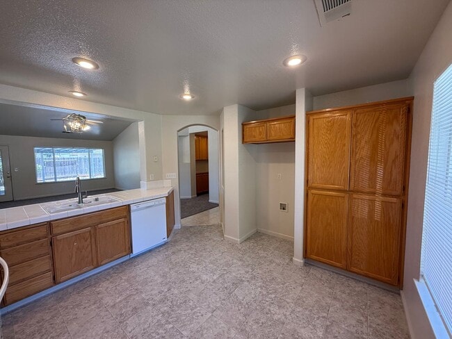 Building Photo - Single Story home in Sylvan School District!