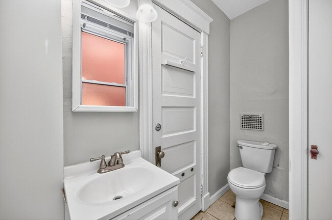 Building Photo - 2359 Stratford Ave