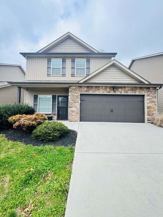 Building Photo - ONE MONTH FREE! Stunning 3BR Home with Fenced Yard in Knoxville