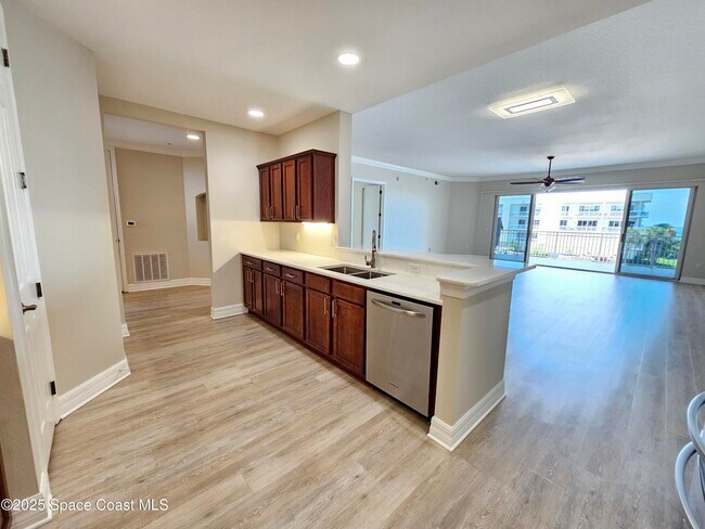 Building Photo - 590 S Banana River Dr