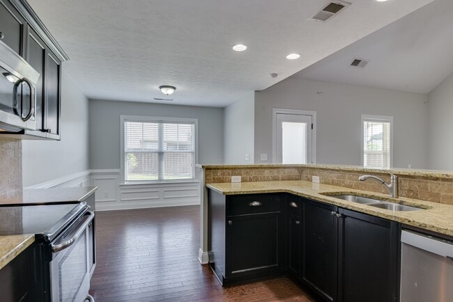 Building Photo - 1721 Dunmore Ave