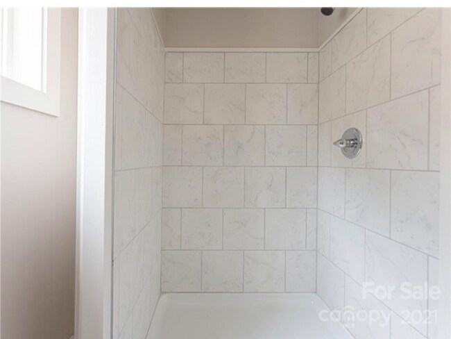 Building Photo - 338 N Main St