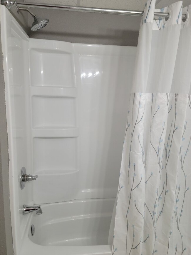 Building Photo - BEAUTIFUL UPDATED 3 BEDROOM 2 BATH HOUSE!