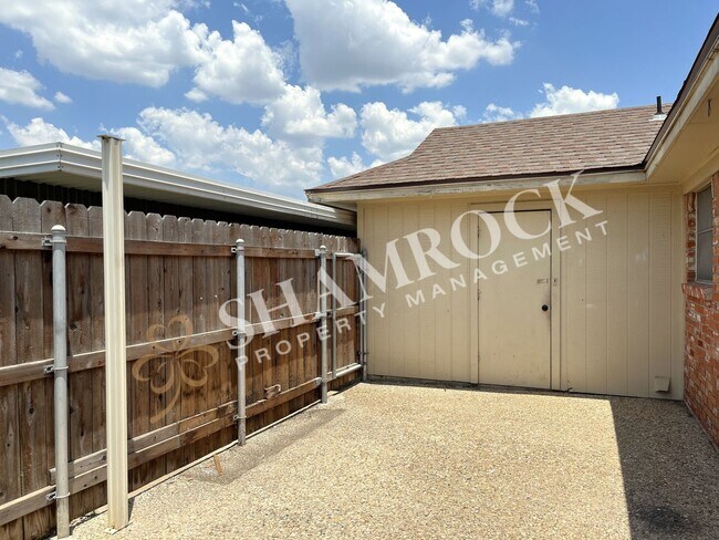 Building Photo - Convenient location close to shopping and Hwy 6!