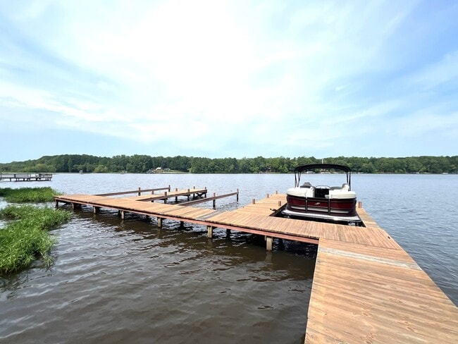 Building Photo - FULLY FURNISHED WITH ACCESS TO BEAUTIFUL L...