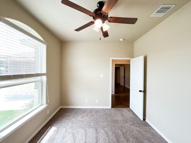 Building Photo - Available 7/11/2025 Beautiful 1 story, 5 b...