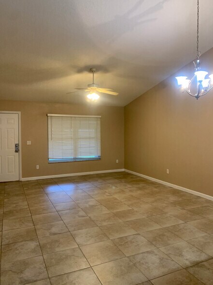 Building Photo - 10 Emerald Ln