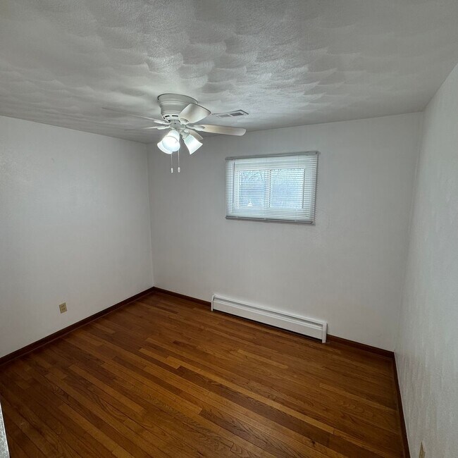 Building Photo - Spacious 3-Bedroom Home on Half-Acre Lot in Top-Rated Pleasant Valley School District!