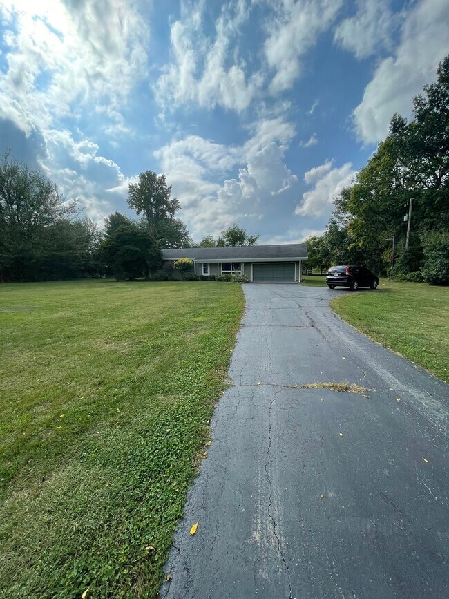 Building Photo - Three Bedroom Single Family Home in the Co...