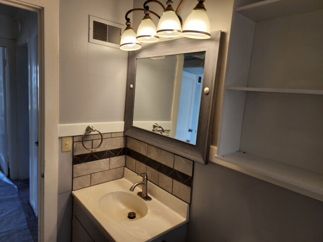 Building Photo - Cute 2-bedroom Bungalow home