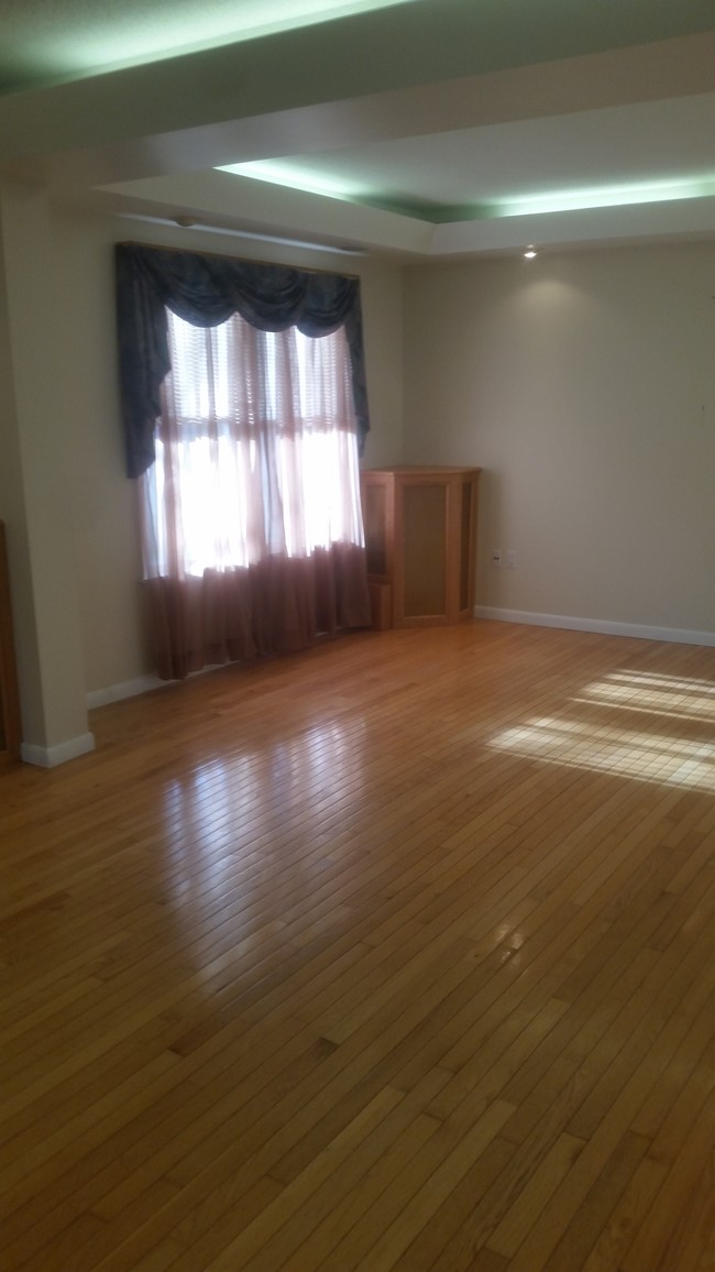 Living/Family Room - 85 6th St