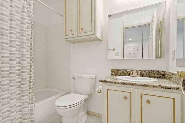 Building Photo - 2-BEDROOM, 2.5-BATHROOM DUPLEX/CONDOMINIUM IN TERRELL HEIGHTS