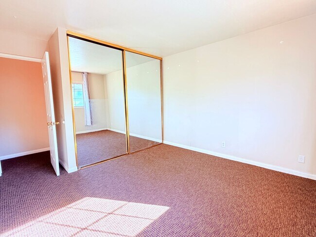 Building Photo - 3 Bedroom Beautiful Home with a stunning view