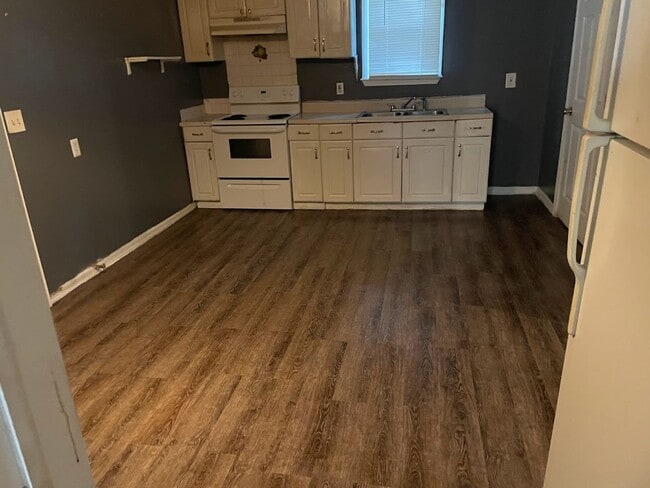 Building Photo - Spacious 3/2 house