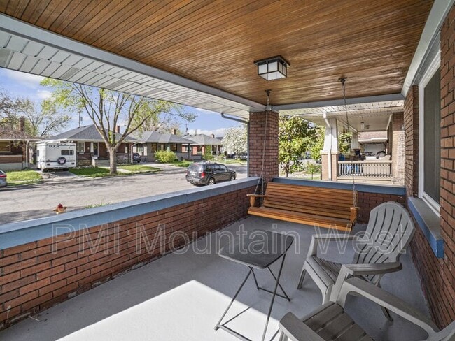 Building Photo - 647 Bryan Ave