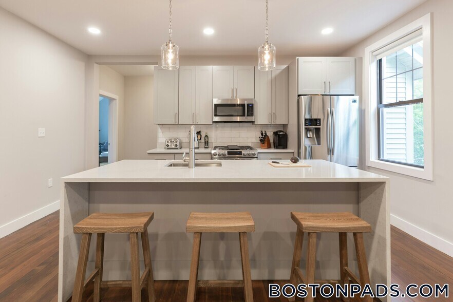 Building Photo - 65 Beech Glen St