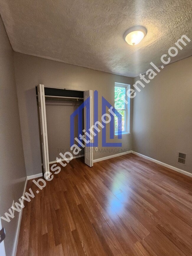 Building Photo - Spacious 3 Bedroom in East Baltimore
