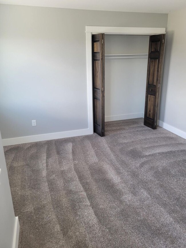 Building Photo - 3 Bedroom, 2 1/2 Bathroom Townhouse -2 weeks free rent with 1-year lease-