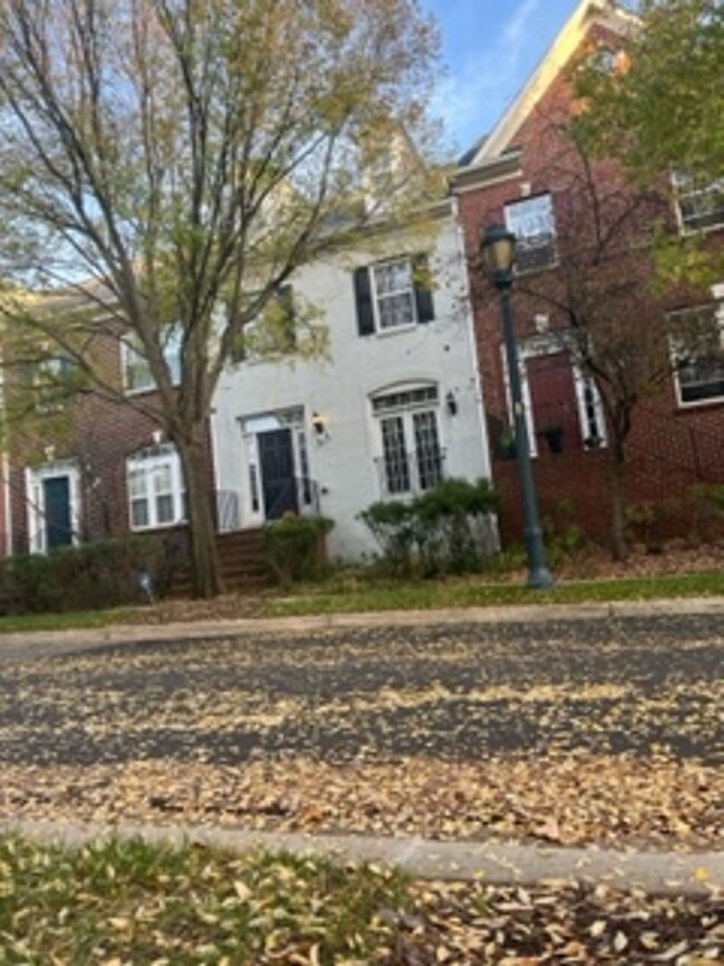 Building Photo - Beautiful 3 BR, 2 FB+2HB townhouse in King...