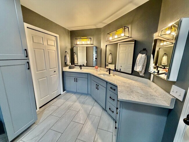 Building Photo - Stunning Elliott Pointe View Home in the Heart of Mukilteo