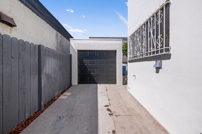 Building Photo - 1905 S Orange Dr