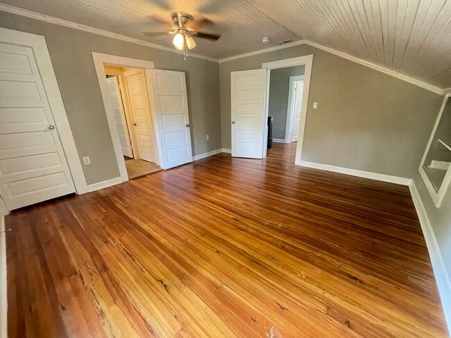 Building Photo - Stunning, renovated 7br home in the heart ...