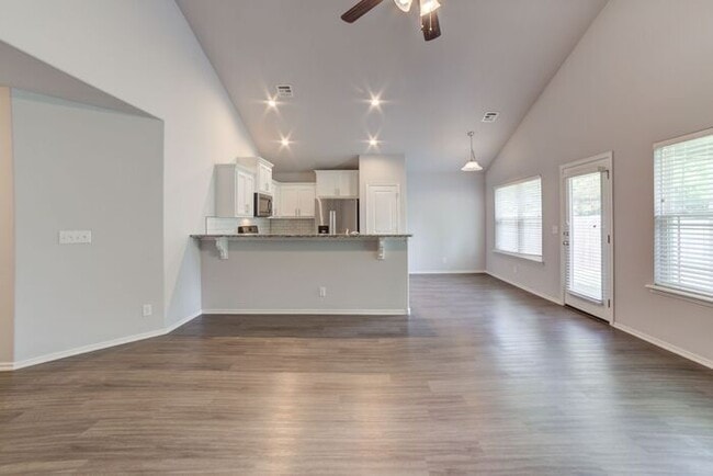 Building Photo - Cutest 3/2/2 Craftsman Style Home!