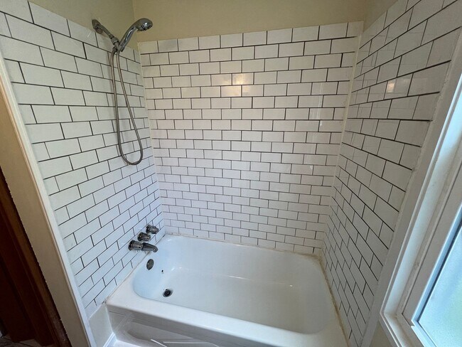 Building Photo - Charming 2-Bedroom Apartment in Castle Sha...