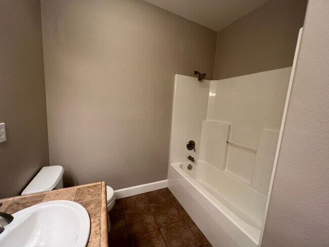 Building Photo - 4 bedroom home with 3 car garage in Patterson!