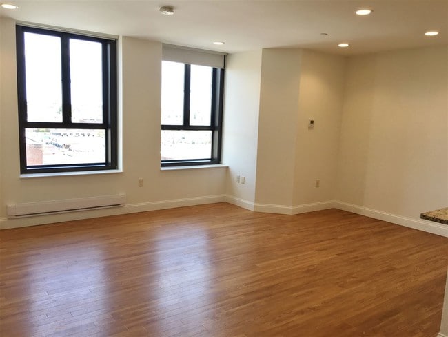 Building Photo - 875 Elm St