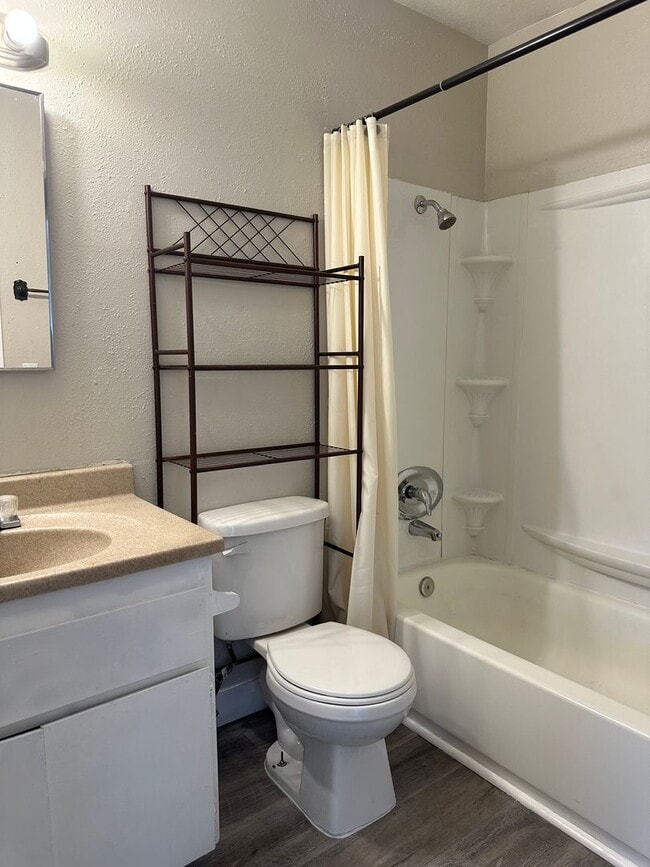 Building Photo - Three bedroom townhome with 2 car garage a...